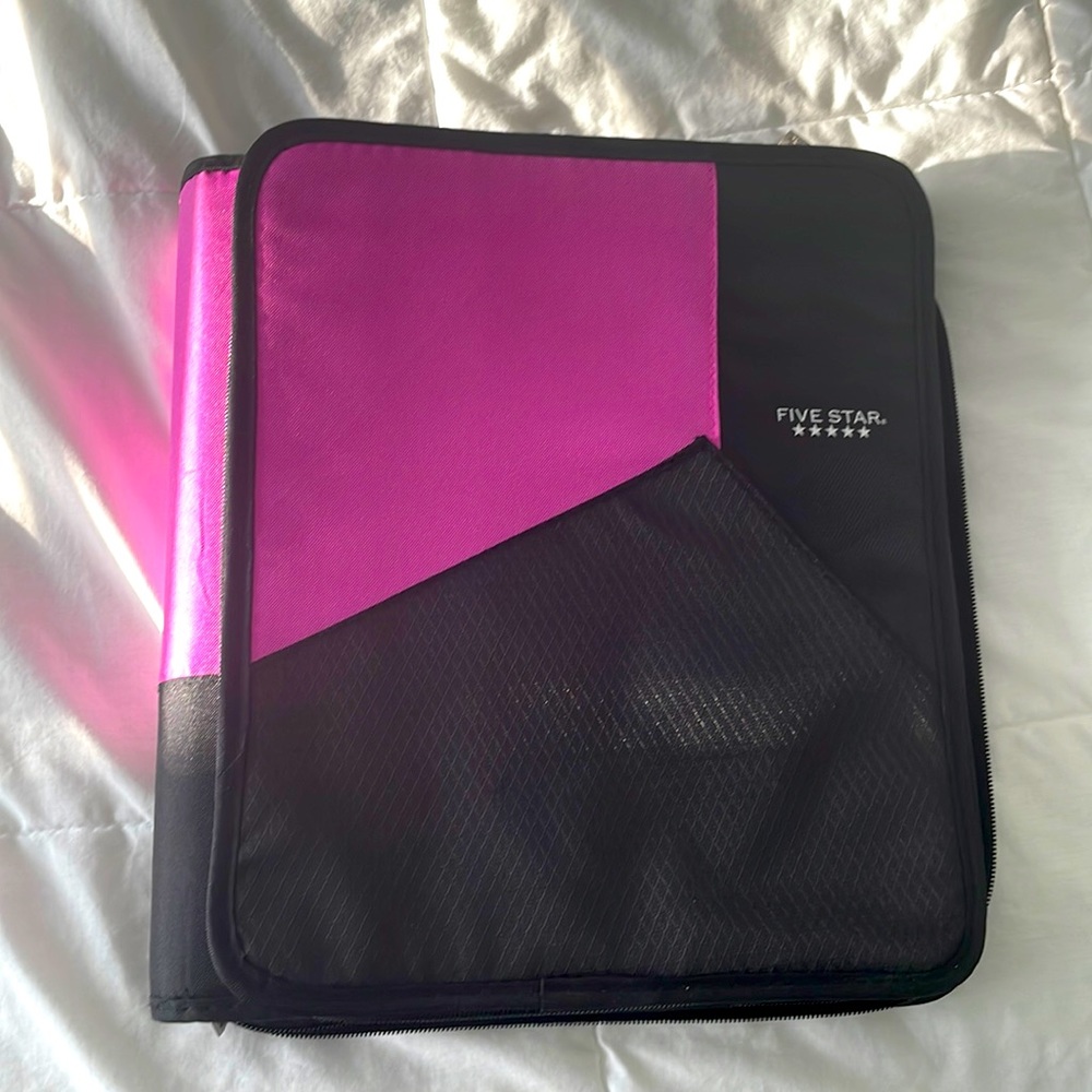 Hi,I’m selling this binder. It’s been used once(for a day) no rips, no markings.